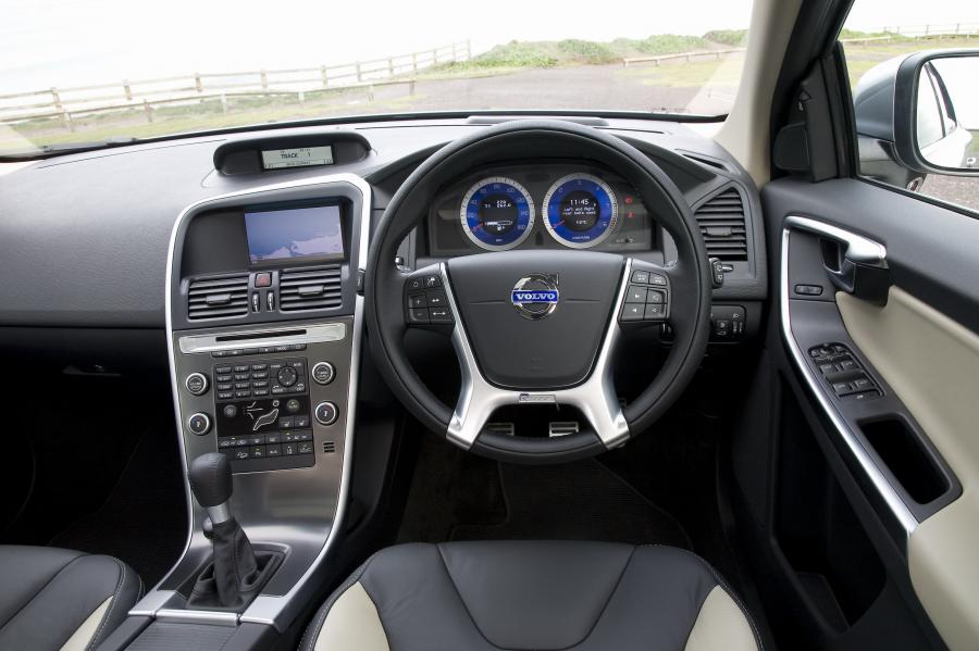  Volvo XC60 R-Design 2010 года  (фото 4 из 12)